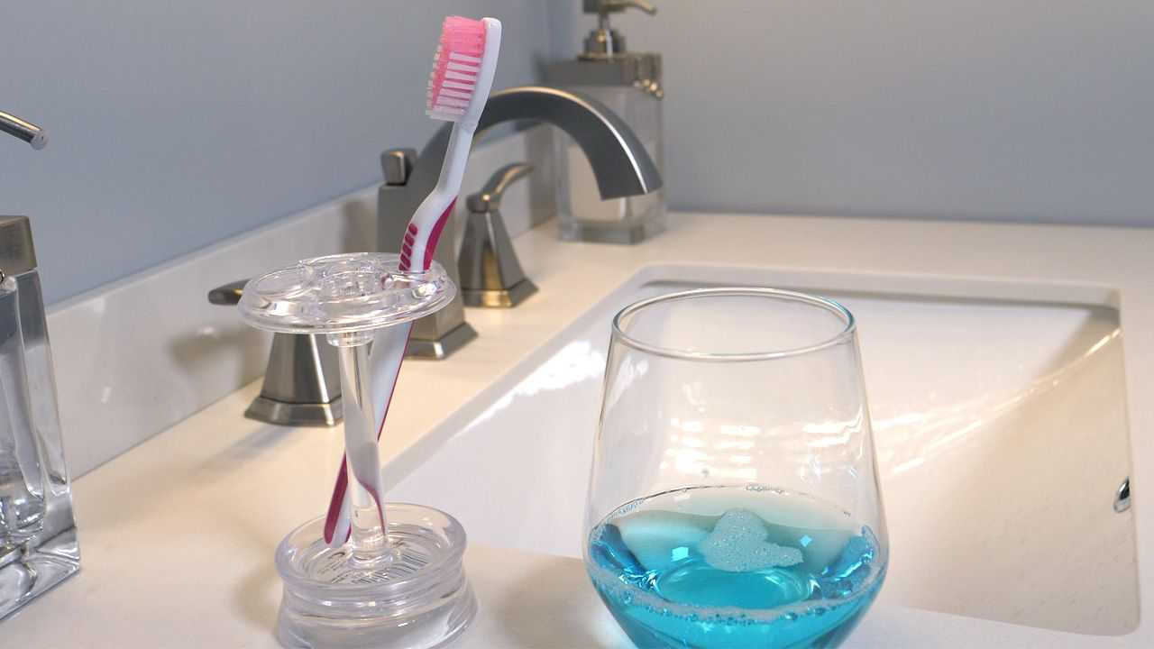 https://www.teethtalkgirl.com/static/dd7981b2e6b971d6b2894af96470ffde/93fde/how_to_clean_your_toothbrush_e0c43f4d99.jpg